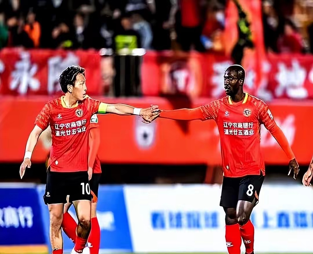 武汉三镇发布备战花絮，今晨扳平良机，荷甲任务艰巨，年轻球员得到机会的简单介绍