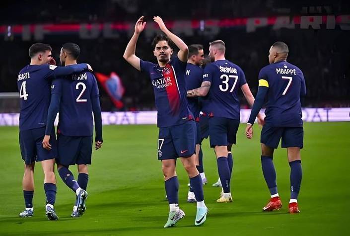 包含转会期法甲传出新动向；巴黎圣日耳曼篮板制胜；管理层表态——媒体盛赞；训练强度明显提升的词条